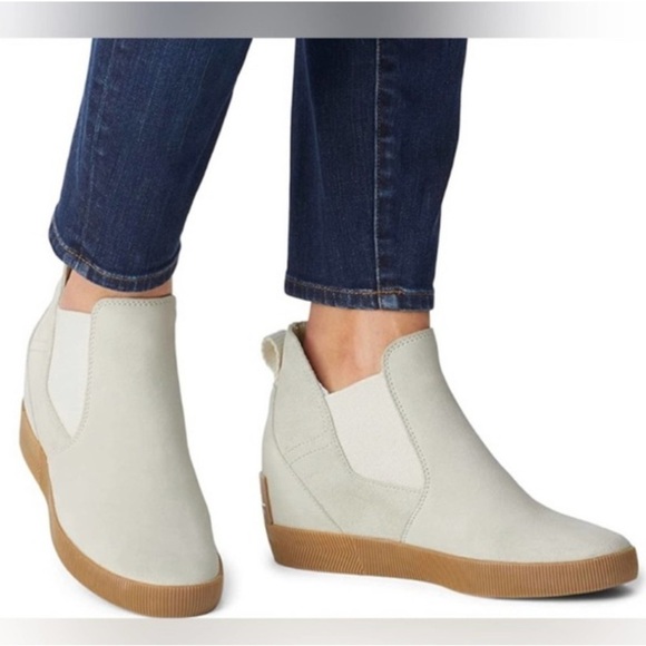 Sorel Out and About Stone Suede Slip on Wedge boot Shoes size 9.5 - Picture 1 of 9